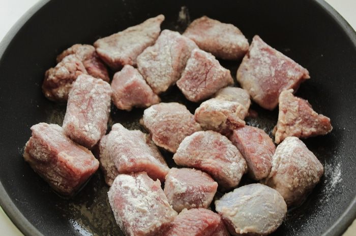 Томленое мясо и овощи в пиве