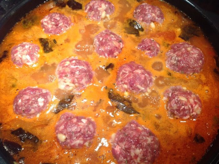 Спагетти с тефтельками с кедровыми орешками