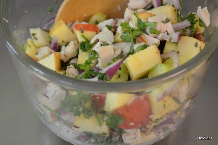 Салат с курицей и авокадо