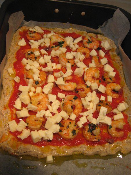 Пицца на гречневой муке с острыми креветками и руколой