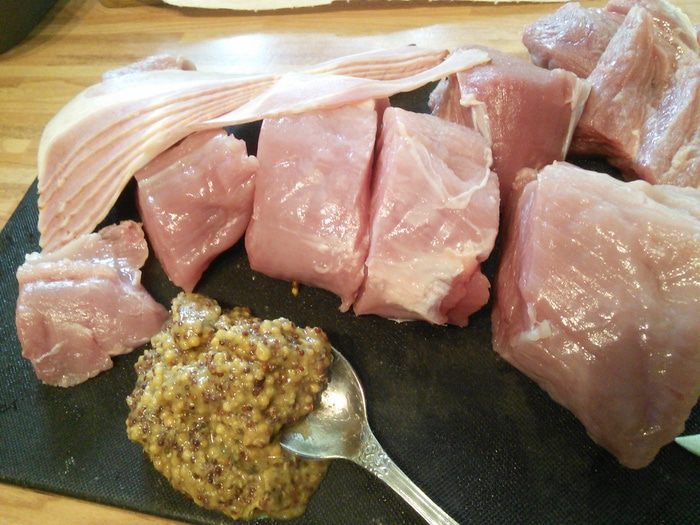 Свиные медальоны под сырным соусом