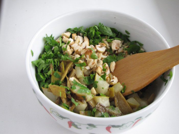 Форель, фаршированная грушами и орехами