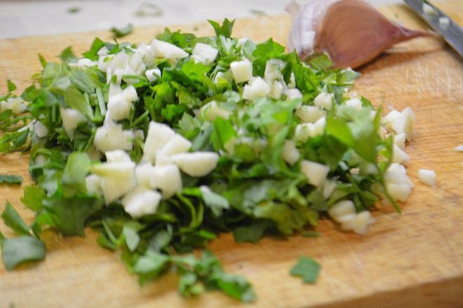 Крученики с зеленью и чесноком в сливочном соусе