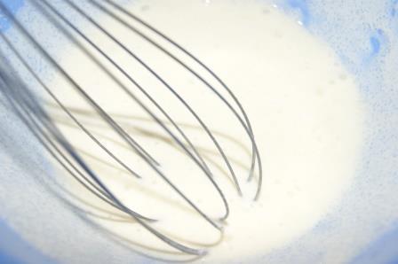 Сырники с курагой и сметанным кремом