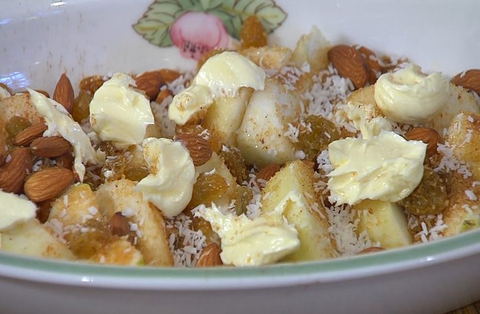 Яблочные дольки под белковым кремом