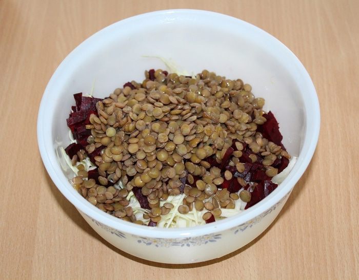 Салат из свеклы, чечевицы и капусты