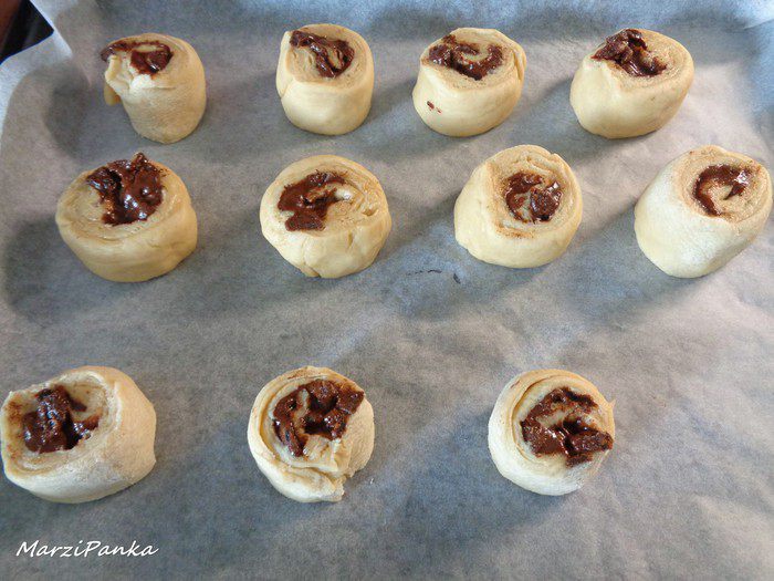 Булочки-улитки с изюмом и корицей