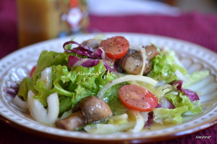 Салат и домашняя медово-горчичная заправка для салата