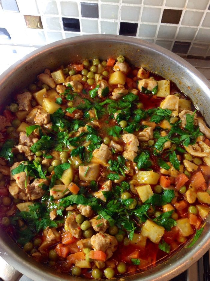 Курица с зеленым горошком и овощами  (Tavuklu bezelye)