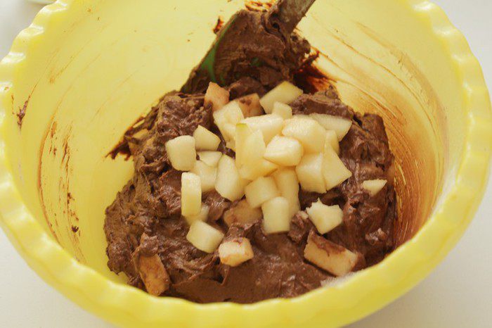 Шоколадный пирог с грушами и орехами