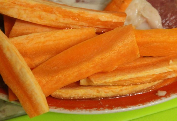 Рулетики из свинины с нори и вялеными помидорами