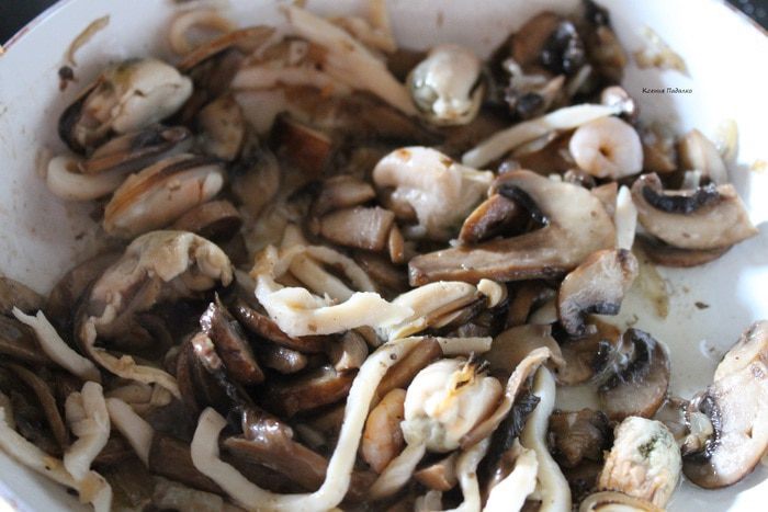 Лапша с морепродуктами и грибами