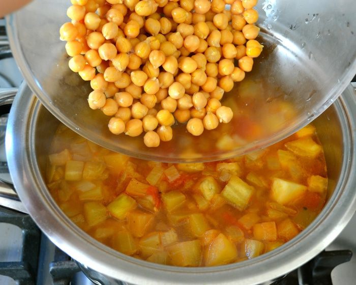 Томатно-баклажановый суп с нутом