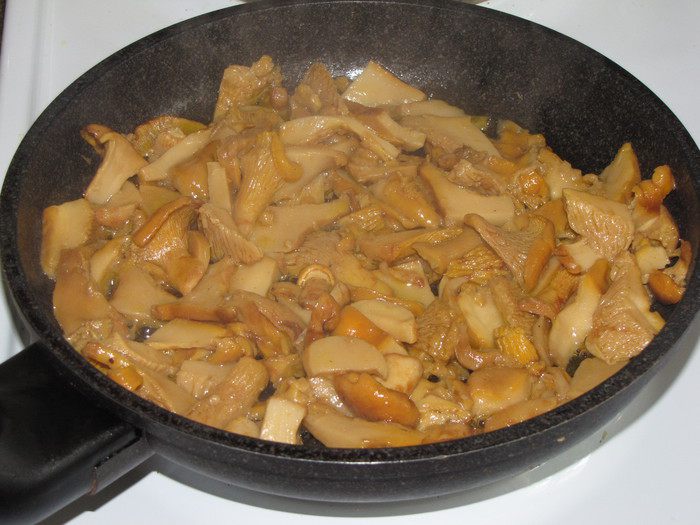 Пикантный салат с лисичками