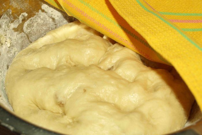 Сдобные булочки с изюмом