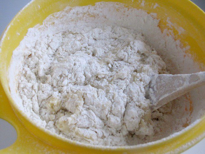 Пирог с брусникой и сметаной