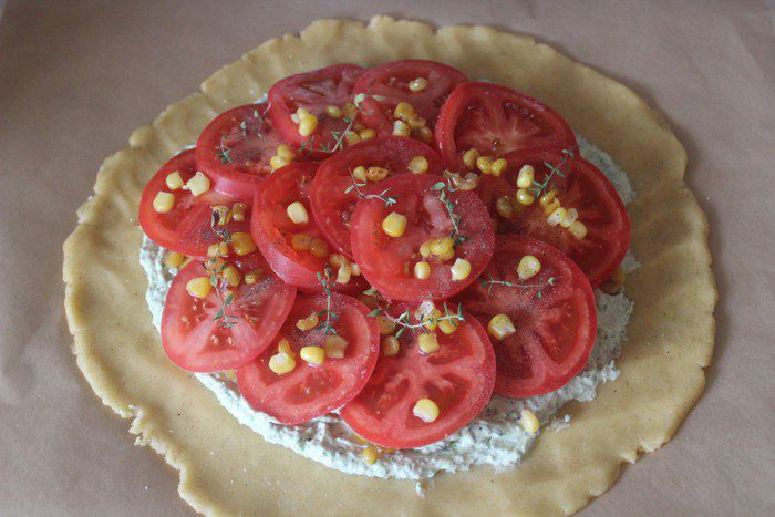 Галета с козьим сыром, запеченным чесноком, томатами и кукурузой