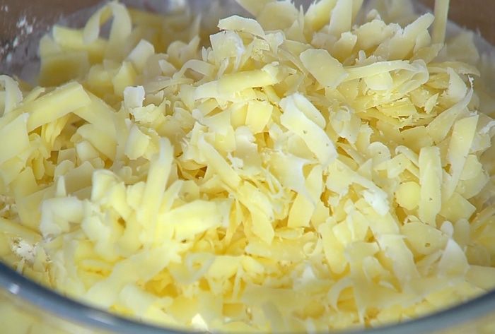 Сырные вафли с творогом и карамелизированными помидорами 