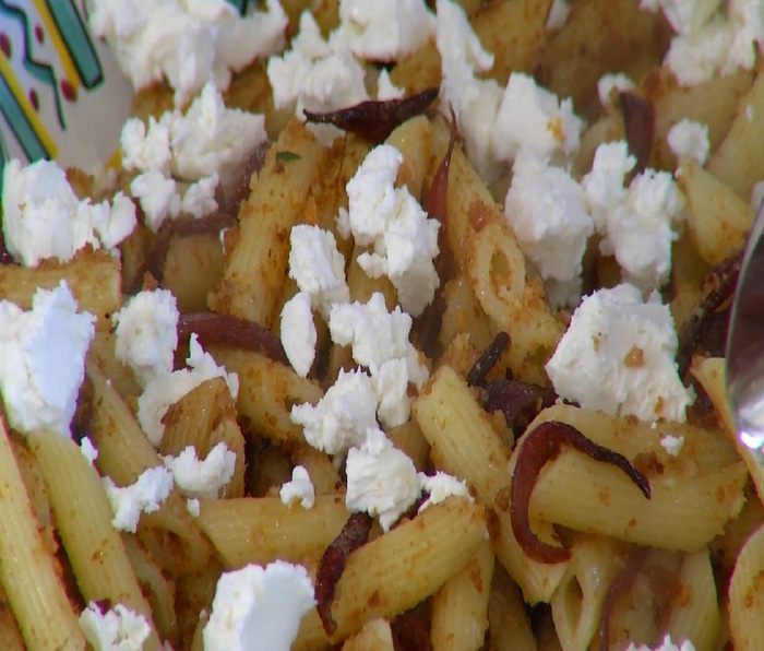 Паста с карамелизированным луком и свежим сыром
