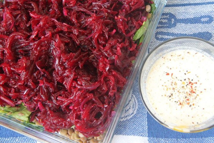 Чечевица со свеклой и шпинатом