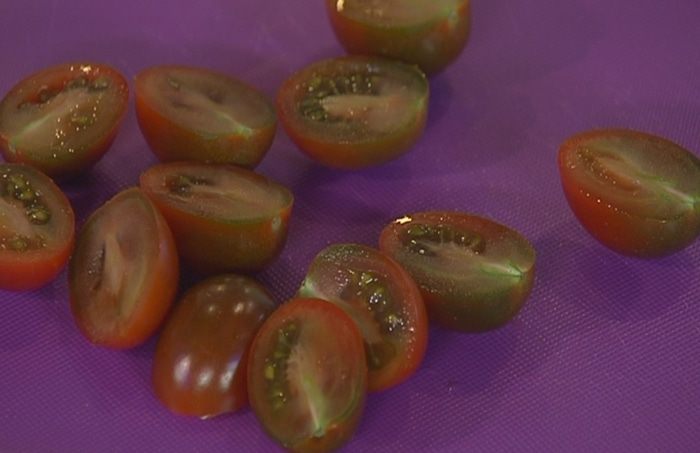 Омлет с козьим сыром, помидорами и базиликом 