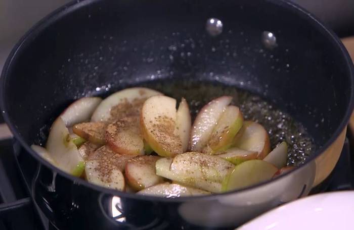 Клафути с яблоками и корицей