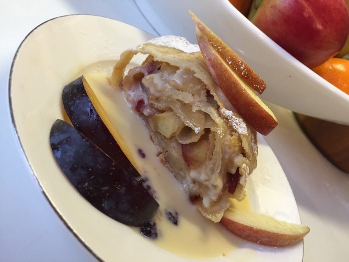 Яблочно-сливовый штрудель с ванильным соусом