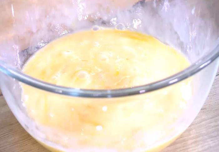 Мини-киши со шпинатом, копченой рыбой и помидорами 