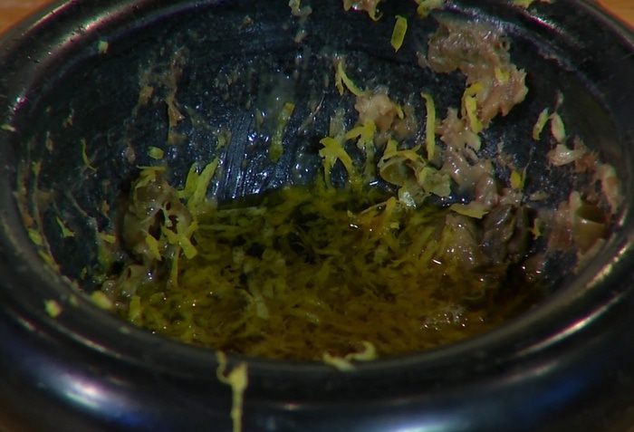Пенне с помидорами, чили и соусом из анчоусов 