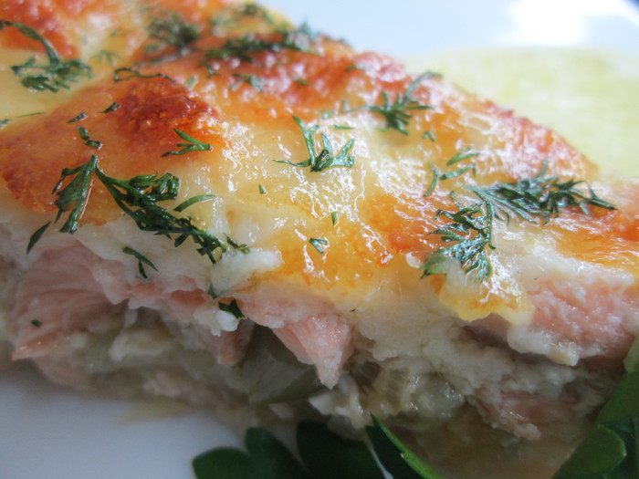 Киш из красной рыбы и козьего сыра