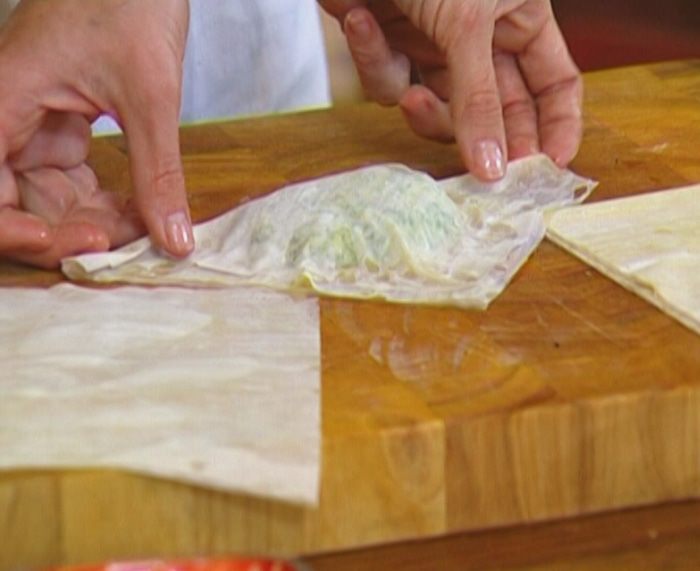 Пирожки со шпинатом, курицей и кедровыми орешками