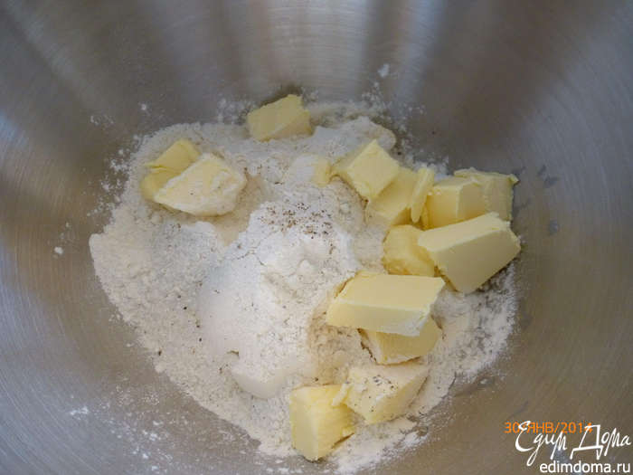 Киш с луком-пореем и сыром Камамбер