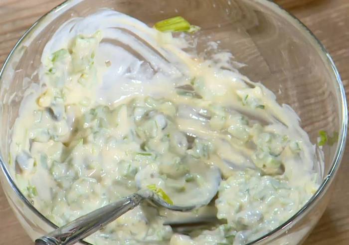 Бутерброд с ветчиной, квашеной капустой, яблоками и сыром 