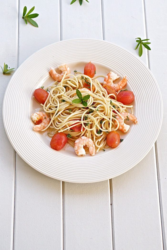 Паста с креветками и томатами черри