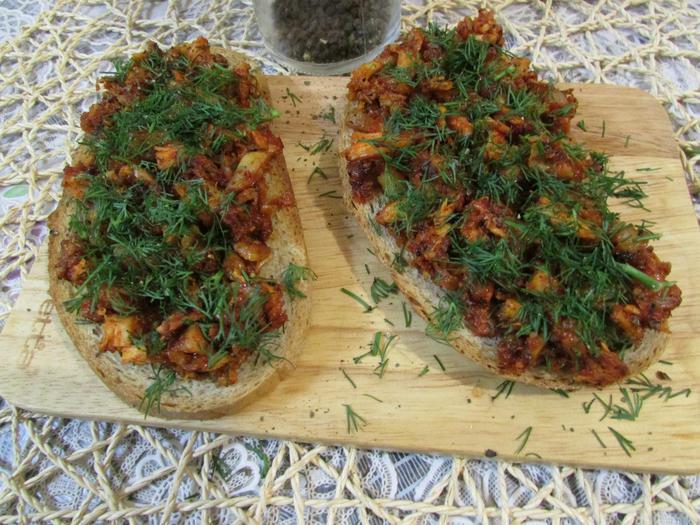 Хеннеброд (Хлеб с курицей)