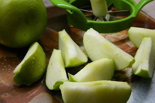 Маринованная капуста с яблоками и кедровыми орехами