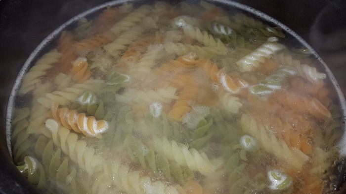 Цветная паста с тунцом в сливочном соусе