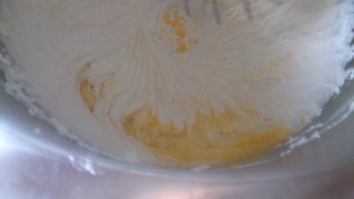 Бисквитные квадратики с черешней