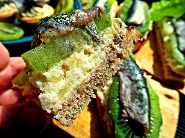 Бутерброд &amp;quot;Килька, картошка, киви&amp;quot;