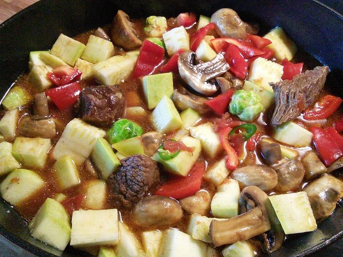 Говядина, тушенная с овощами в остром соусе (Chili-Rindfleisch-Eintopf) 
