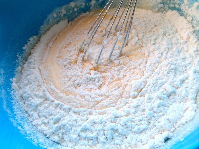 Шарлотка с ананасом и хурмой