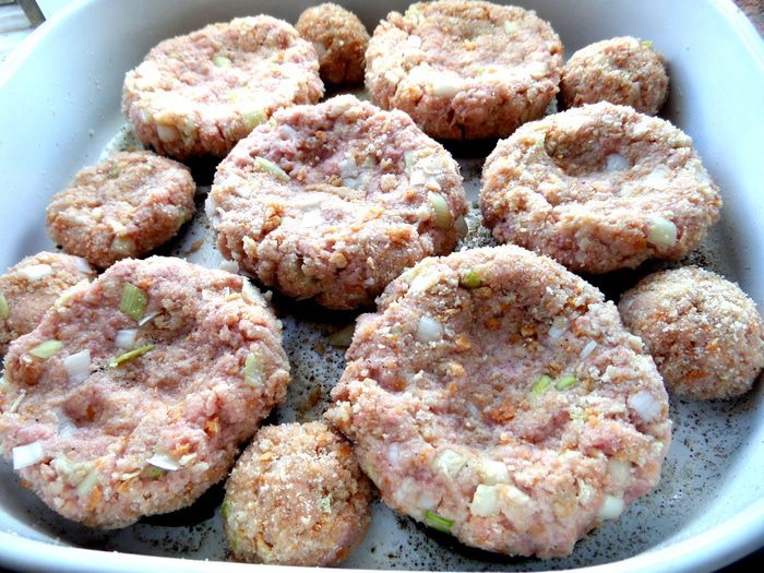 Котлетки на баклажане под сыром, с томатом