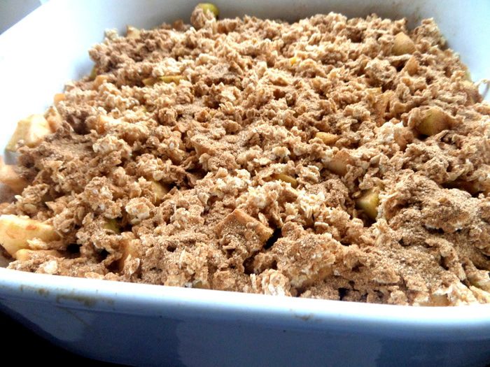 Яблоки, запеченные под овсяным крамблом