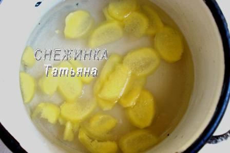 Клубничный десерт с сельдереем под имбирным сиропом