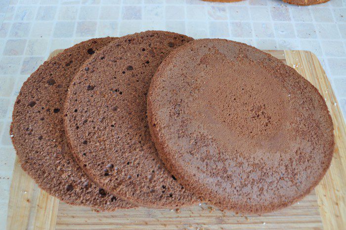 Шоколадный торт с кофейным кремом и хрустящими конфетками 