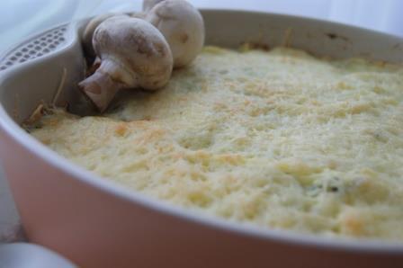 Запеканка с куриным филе, грибами и картофельным пюре