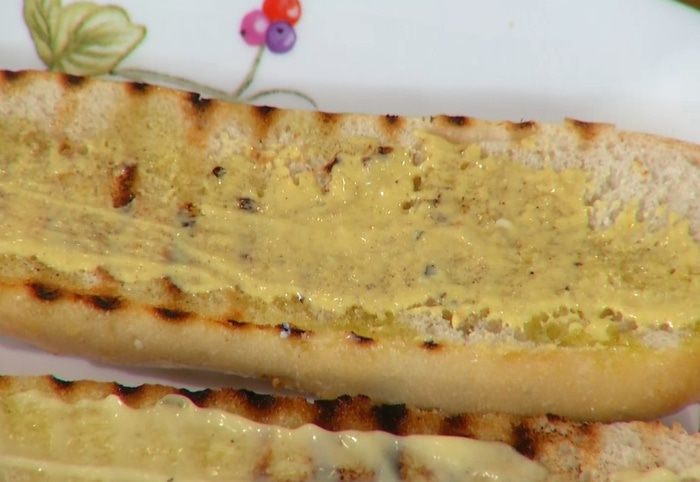 Мини-багет с курицей, авокадо и копченой грудинкой 