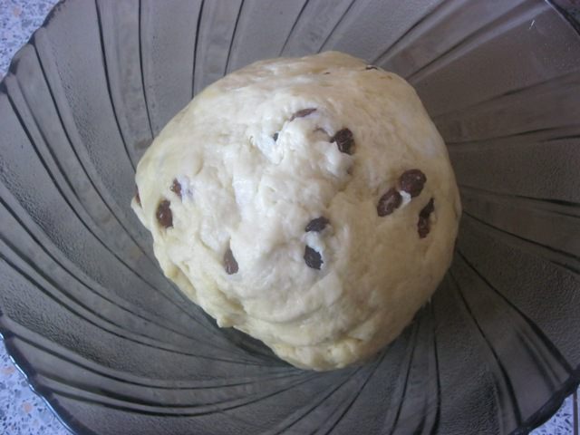 Сдобная булка с изюмом