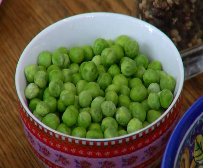 Салат с крабами, белой фасолью и спаржей