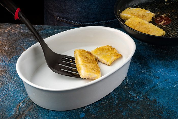 Запеченный палтус с шампиньонами и горошком 